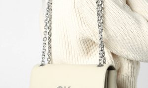 Vous allez fondre pour les sacs besace écologiques de Calvin Klein